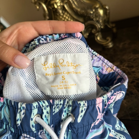 Lilly Pulitzer Boy’s Junior Capri Swim Trunk Oyster Bay Navy You’ve Been Spotted - Picture 6 of 6